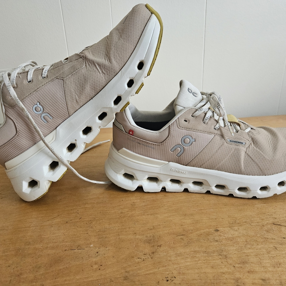 OnClouds Sneakers in Light Beige/White